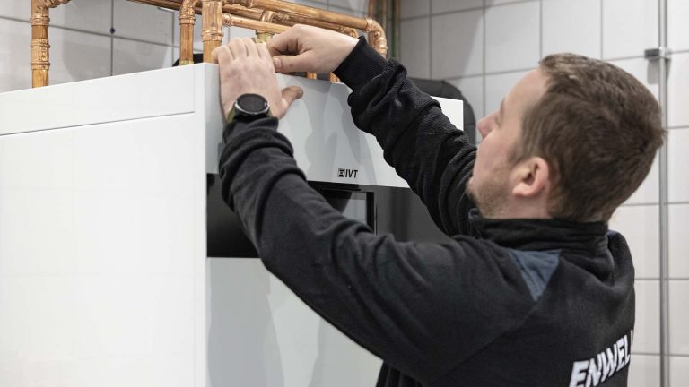 Man som installerar bergvärmepump